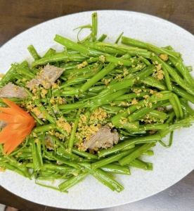 Rau muống xào thịt bò